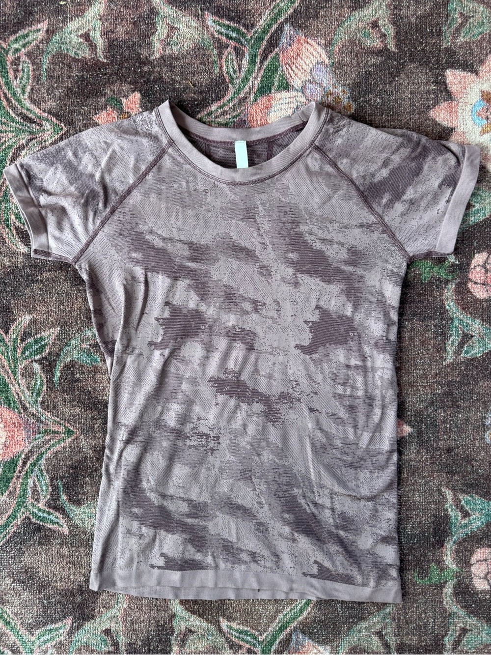 Athleta Momentum Seamless Tee Women’s Short Sleeve purple camo - SMALL